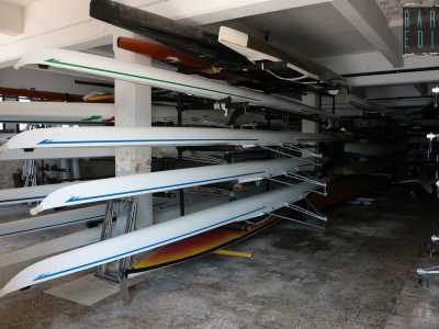 ...all�interno decine di snelle canoe vengono utilizzate dagli iscritti per le preparazioni atletiche